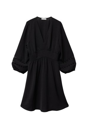 Robe noire avec de longues manches bouffantes, un décolleté en V profond et des détails en dentelle sur les manches. Fabriquée dans un tissu texturé avec une silhouette fluide.