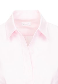 Camicetta col colletto di un rosa chiaro con una texture liscia, dotata di una chiusura a bottoni e dell'etichetta del marchio "seidensticker" all'interno del colletto.