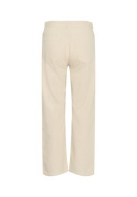 Beige broek met rechte pijpen, achterkant met zakken, lussen voor een riem en zichtbare stiksels, weergegeven van achteren op een witte achtergrond.