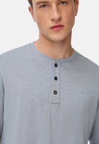 camel active HENLEY AUS MIT KNOPFLEISTE - Langarmshirt - stone blue