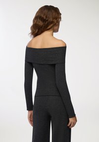 Bluzka dzianinowa z dekoltem off-the-shoulder w ciemnoszarym kolorze z długimi rękawami, charakteryzująca się prostym dekoltem i dopasowanym krojem dla uzyskania eleganckiego wyglądu.