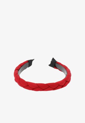 Diadema trenzada roja hecha de material suave, con extremos en negro como detalle. El diseño es circular con una apariencia texturizada y tejida.