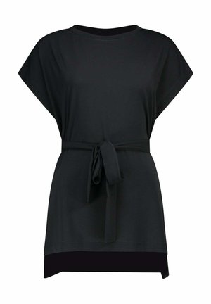 Tunica nera a maniche corte con scollo rotondo e cintura in tessuto annodata in vita.