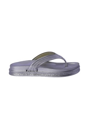 Sandalia tipo flip-flop plateada con tira metálica texturizada y suela acolchada, mostrada de perfil sobre fondo blanco.