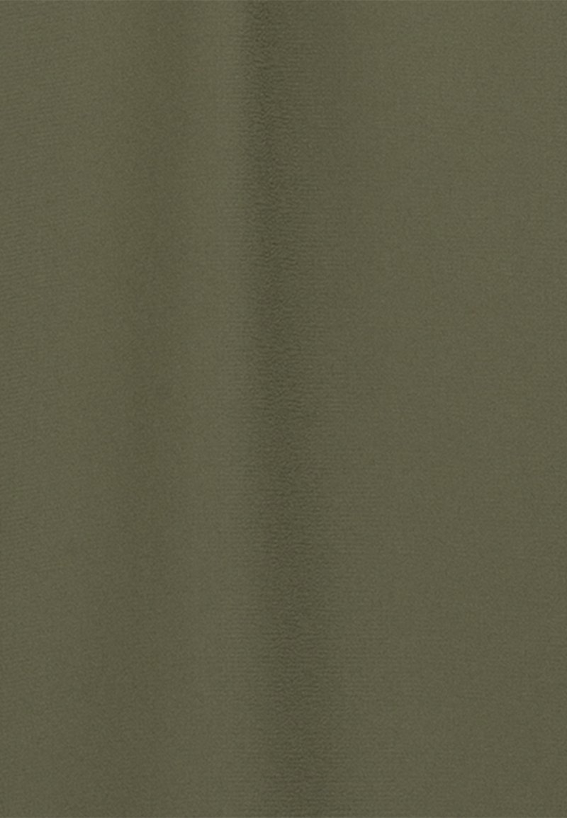 Tessuto verde oliva con una texture liscia. Il materiale presenta una leggera lucentezza, che indica una composizione morbida ma resistente. Nessun motivo o dettaglio visibile.