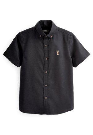 Chemise noire à manches courtes avec col boutonné et petit logo beige en forme de tête de cerf sur la poitrine gauche.