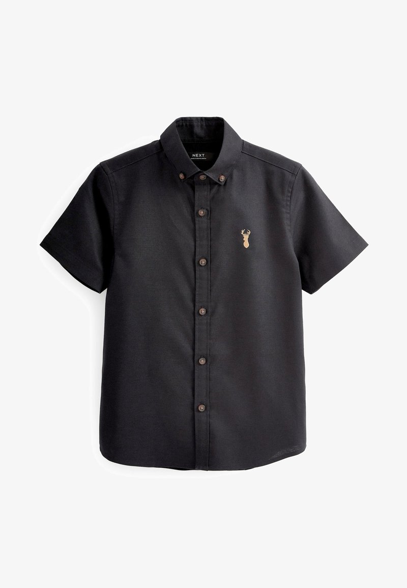 Chemise noire à manches courtes avec col boutonné et petit logo beige en forme de tête de cerf sur la poitrine gauche.