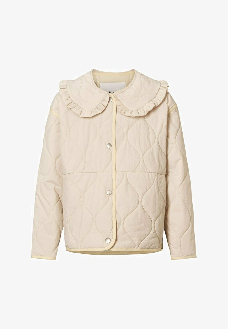 Veste matelassée beige avec un col à volants, des boutons-pression et un biais contrastant. Présente un design matelassé texturé avec une coupe courte.