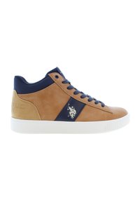 Sneaker alta in pelle marrone chiaro con accenti blu navy, punta rotonda, lacci blu navy, suola bianca, con logo e pannelli texturizzati sui lati.