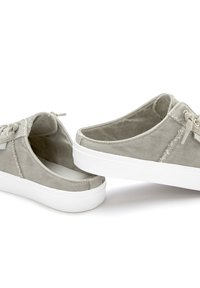 Graue Leinenschuhe mit glatter Textur, ausgestattet mit weißen Gummisohlen und Schnürdesign. Offene Ferse für einen einfachen Slip-On-Stil und minimale Nähdetails.