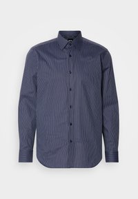 Chemise bleu marine à manches longues avec fines rayures verticales blanches, devant boutonné, col pointu et poignets boutonnés.