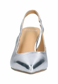 Tacco slingback in finta pelle argento con punta affusolata, suola piatta e design minimalista. Presenta una sottile cinghia alla caviglia.