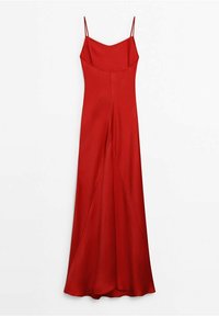 Robe longue en satin rouge avec fines bretelles spaghetti et légère évasement à l'ourlet, présentée sur un fond blanc.