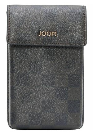 Custodia per telefono nera testurizzata con chiusura a pattina magnetica. Presenta un logo dorato "JOOP!" sul davanti e ha una forma rettangolare.
