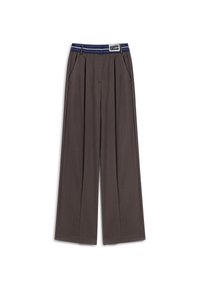 Brede broek in donkerbruin stof, met een marineblauwe tailleband, plooien aan de voorkant en twee zijzakken. Klassiek ontwerp en een getailleerde pasvorm.
