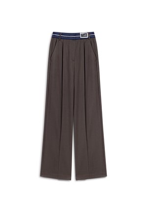 Pantaloni a gamba larga in tessuto marrone scuro, con una cintura blu navy, pieghe frontali e due tasche laterali. Design classico e vestibilità su misura.