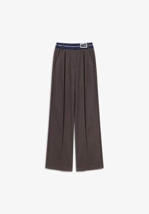 Pantaloni a gamba larga in tessuto marrone scuro, con una cintura blu navy, pieghe frontali e due tasche laterali. Design classico e vestibilità su misura.