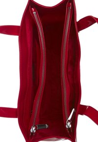 Röd lackläderhandväska med en slät yta, utrustad med två dragkedjeförsedda fack och en glansig finish. Insidan är fodrad med matchande rött tyg.