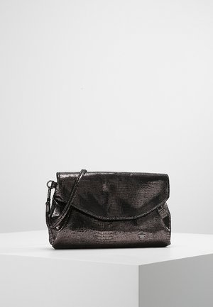 Schwarze, texturierte Leder-Clutch mit Klappe und Handgelenksriemen, auf einem weißen Sockel vor einfachem Hintergrund präsentiert.
