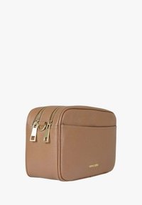 Astuccio cosmetico in pelle marrone con forma rettangolare, dotato di due cerniere dorate, superficie testurizzata e logo a rilievo sottile sulla parte anteriore.