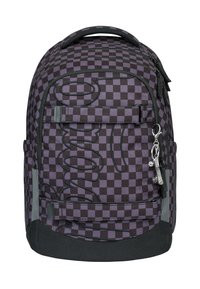 Fialový a černý kostkovaný batoh se zipy, texturovanými akcenty a grafickým designem na přední straně, který disponuje postranní rukojetí a reflexními popruhy.