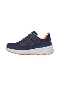 Baskets de sport bleu marine et orange avec une semelle blanche à motifs, lacets élastiques et sangle Velcro, conçues pour les enfants.