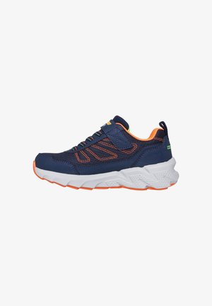 Zapatillas deportivas en azul marino y naranja con suela blanca con patrón, cordones elásticos y correa de Velcro, diseñadas para niños.