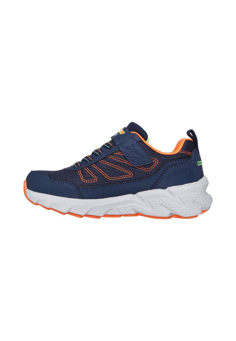 Baskets de sport bleu marine et orange avec une semelle blanche à motifs, lacets élastiques et sangle Velcro, conçues pour les enfants.
