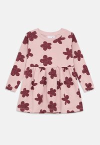 Φόρεμα μακρυμάνικο φτιαγμένο από μαλακό ροζ ύφασμα με σκούρες μπορντό ανθογραφίες, στρογγυλή λαιμόκοψη και μαζεμένη μέση για πλατιά φούστα.