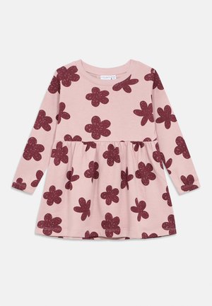 Φόρεμα μακρυμάνικο φτιαγμένο από μαλακό ροζ ύφασμα με σκούρες μπορντό ανθογραφίες, στρογγυλή λαιμόκοψη και μαζεμένη μέση για πλατιά φούστα.