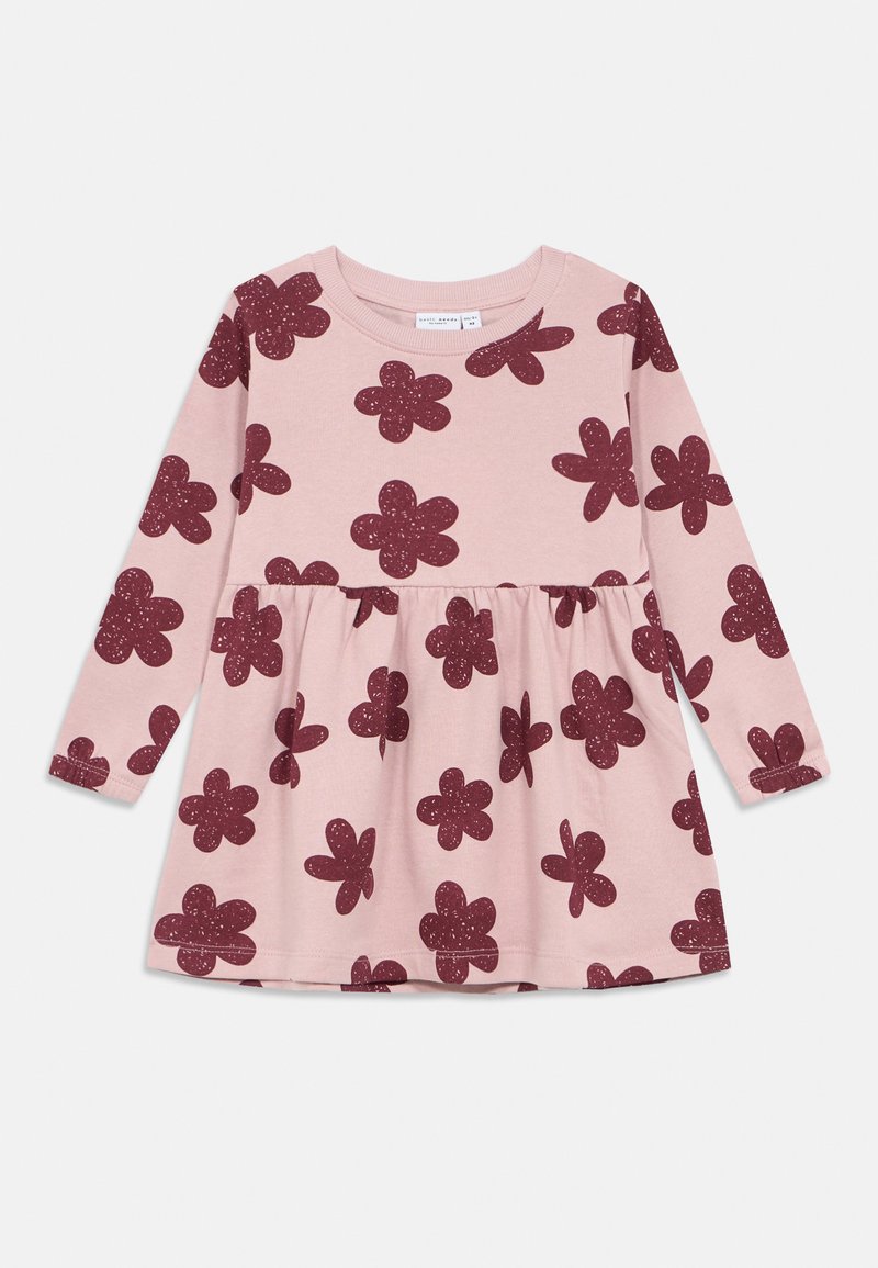 Φόρεμα μακρυμάνικο φτιαγμένο από μαλακό ροζ ύφασμα με σκούρες μπορντό ανθογραφίες, στρογγυλή λαιμόκοψη και μαζεμένη μέση για πλατιά φούστα.