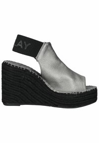 Sandale compensée avec semelle plateforme noire tressée, tige en cuir argenté texturé, bout ouvert et bride élastique noire à la cheville avec lettrage.