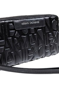 Portafoglio in pelle nera di Armani Exchange con motivo logo in rilievo, chiusura con zip e tracolla.