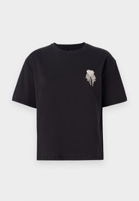 T-shirt noir à manches courtes avec col rond et petit détail de broche en strass argenté sur la poitrine gauche.