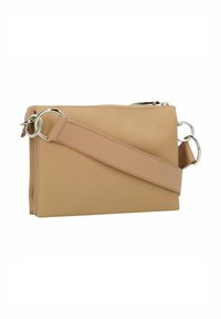 Beigefarbene synthetische Umhängetasche mit rechteckiger Form, ausgestattet mit einem Reißverschluss und silberfarbenen Beschlägen. Inklusive breitem Schulterriemen.