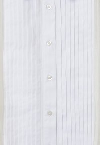 Camicia bianca con pieghe verticali su entrambi i lati della barriera dei bottoni, dotata di sei bottoni bianchi.