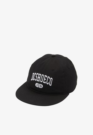 Zwarte baseballpet van katoen met een vlakke rand, voorzien van een wit "DCSHOECO" logo en het jaar "1994" in witte accenten.