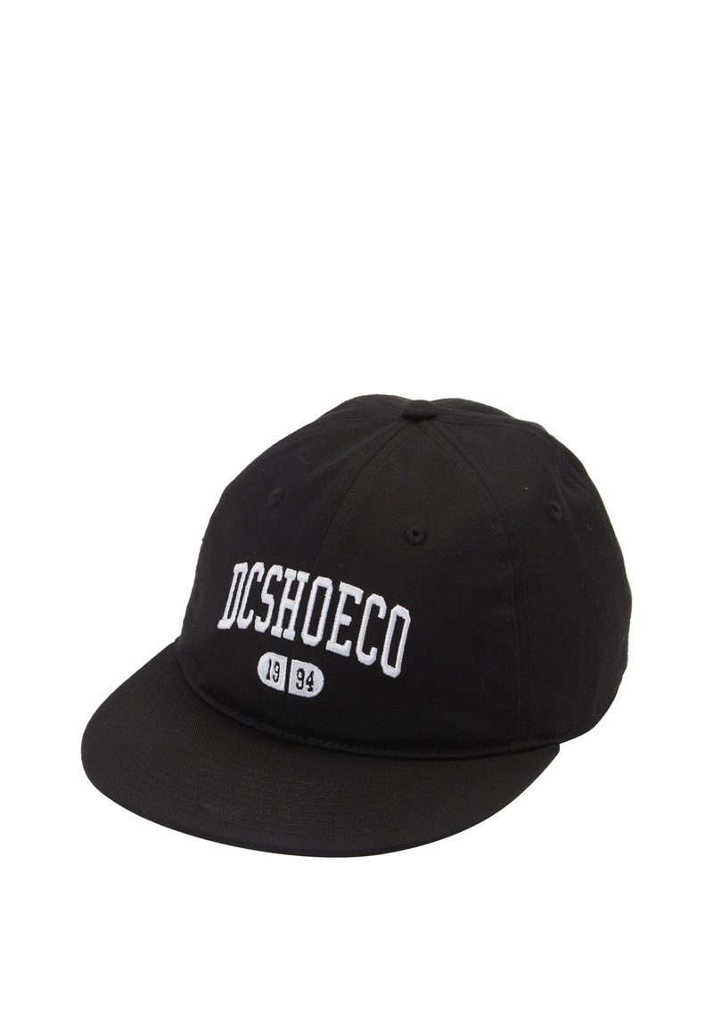 Gorra de béisbol negra hecha de algodón con visera plana, que presenta un logo blanco "DCSHOECO" y el año "1994" en acentos blancos.