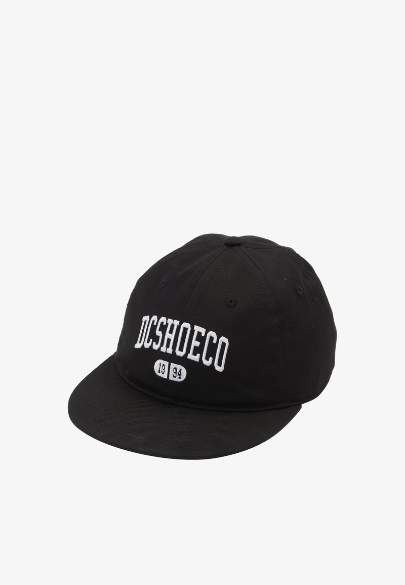 Schwarze Baseball-Cap aus Baumwolle mit flachem Schirm, versehen mit einem weißen "DCSHOECO"-Logo und der Jahreszahl "1994" in weißen Akzenten.