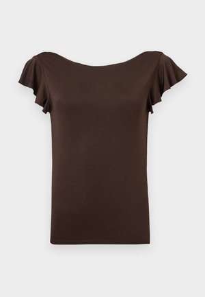 Καφέ γυναικείο μπλουζάκι με κοντά μανίκια και φτερωτά μανίκια, με φαρδιά λαιμόκοψη σκάφος, παρουσιάζεται σε απλό ανοιχτό φόντο.