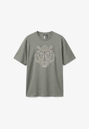 Camiseta gris de manga corta con cuello redondo y un bordado detallado en blanco de la cara de un tigre en el pecho, talla mediana.