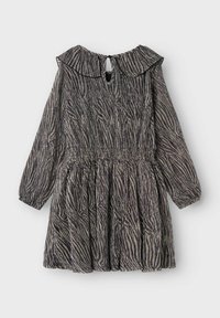 Langärmliges Kleid aus dunklem Stoff mit Zebra-Streifenmuster, rüschenbesetztem Kragen und Ausschnitt im Rücken, gerafftem Taillenbund und lockerer Rock.