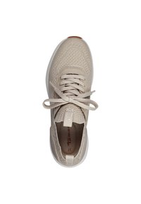 Baskets beige en maille avec design à lacets, col rembourré et semelle blanche, vues de dessus sur fond blanc.