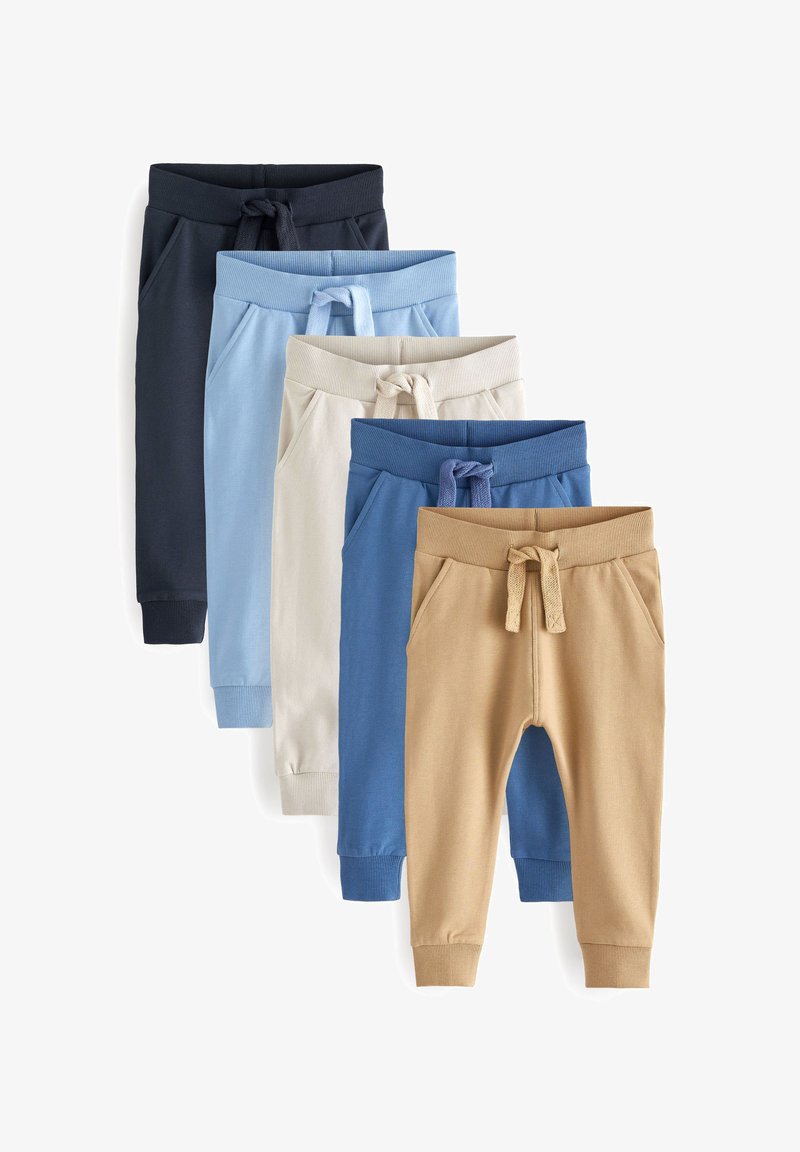 Set di cinque paia di pantaloni jogger leggeri in blu navy, azzurro, crema, blu reale e beige. Ognuno presenta un cordoncino e tasche laterali.