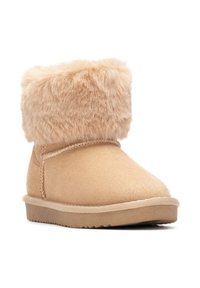 Botas de tobillo en tono marrón hechas de suave ante con un borde de piel sintética. Presentan una puntera redondeada y suela texturizada para mayor agarre.