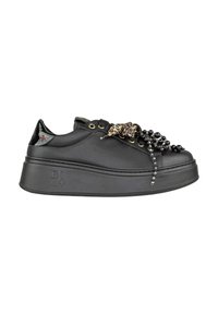 Sneaker platform nera realizzato in materiale sintetico. Presenta un fiocco con stampa leopardata e decorazioni in perline sulla parte anteriore. Inclusi occhielli dorati.