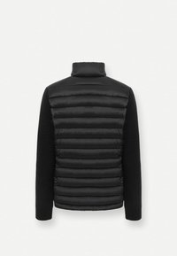 Schwarze Jacke mit gepolstertem Körper und horizontaler Steppung, kontrastierenden Strickärmeln und hohem Kragen. Weiche Textur, einheitliches Design.