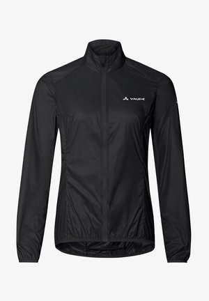 Veste imperméable noire avec un col haut, fermeture éclair à l'avant, poignets élastiques et ourlet à cordon de serrage ; logo sur le côté supérieur gauche.