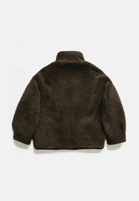 Bruine fleecejas met een hoge kraag, lange puffy mouwen en een gestructureerde afwerking. Kenmerkt zich door een rechte achterkant en heeft geen zichtbare sluitingen.