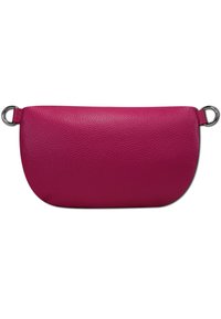 Felle roze leren clutch met een gladde textuur, afgeronde vorm en zilveren hardware accenten aan beide uiteinden voor bevestiging.